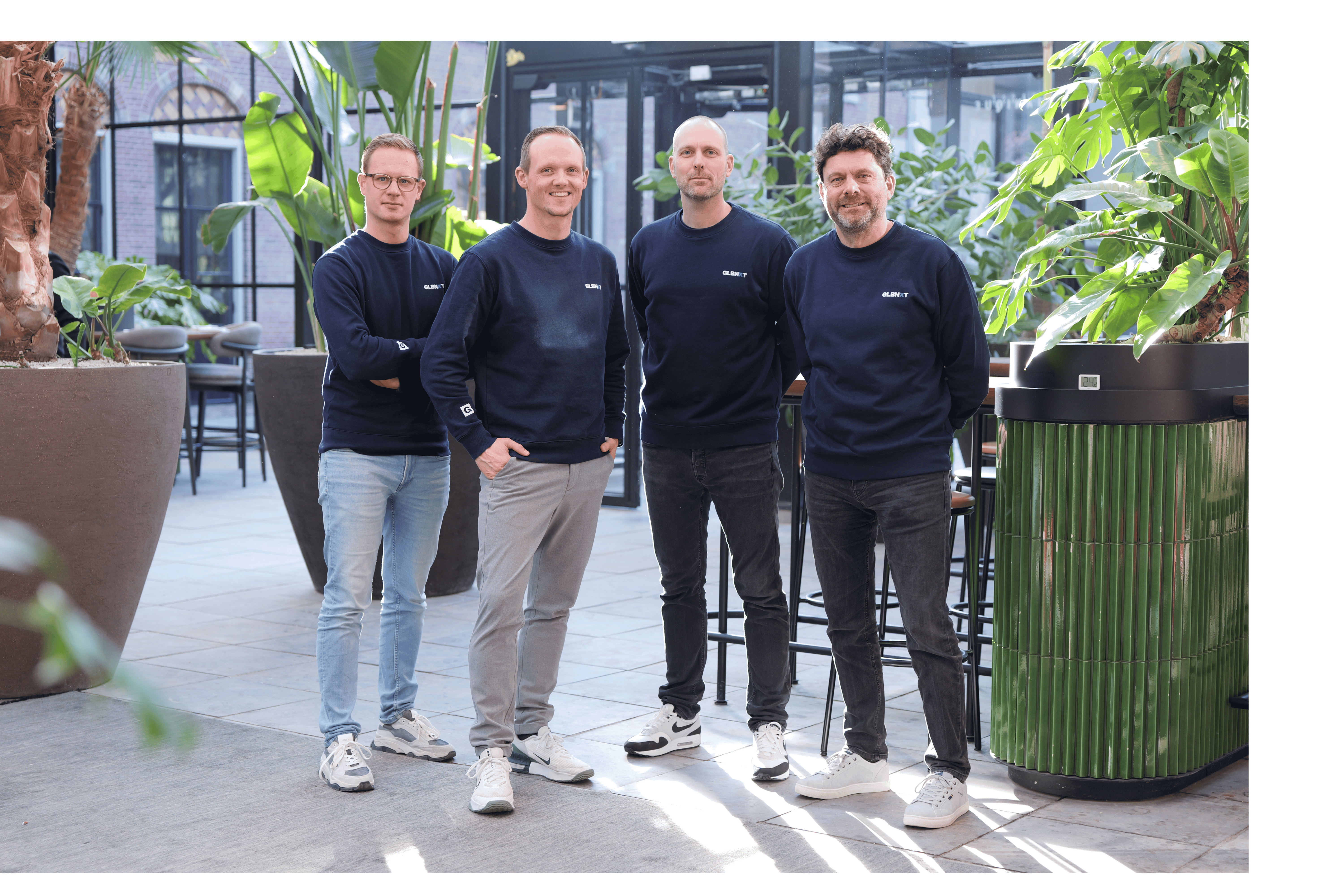 Visuel officiel de l'équipe GLBNXT pour l'annonce de la plateforme IA souveraine